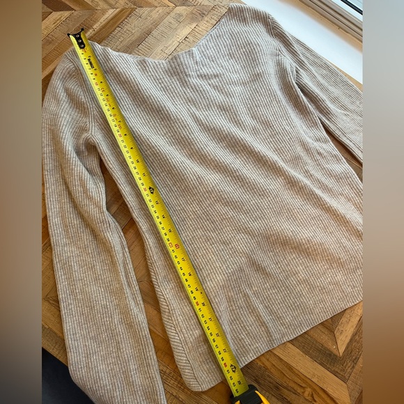 Gorgeous Aritzia Babaton Kitano Sweater Oatmeal Medium with Cross Back Detail - Picture 12 of 15